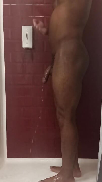 di kamar mandi dengan gerakan lambat