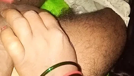 Bhabi ne baiya ke bal saf kiye fir chudai ki
