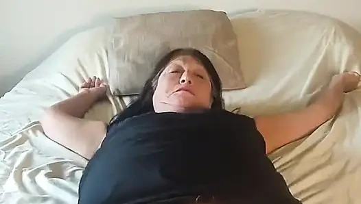 Aku lagi asik masturbasi memek dan pantatku pakai dildo di live streamingku.