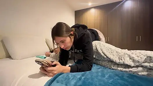 Ich reibe meine nasse und heiße Muschi über die Muschi meines Ex