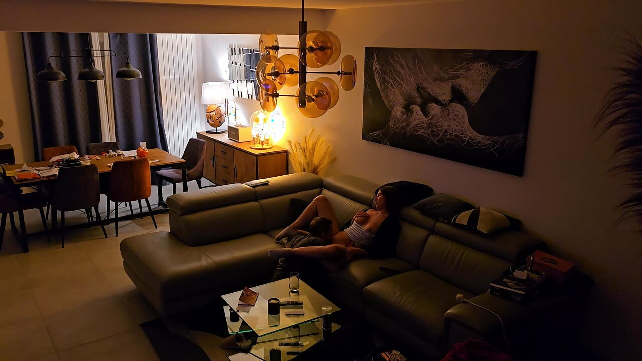 Pego na sala de estar quando chegou em casa do trabalho