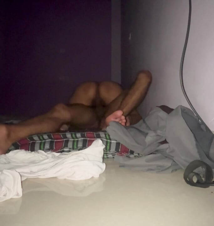 Indian căsătorit cu fundul mare proprietar frumos Vin chiriaș cameră și călărește pula lui în noapte sex dur pe saltele hindi zgomotos