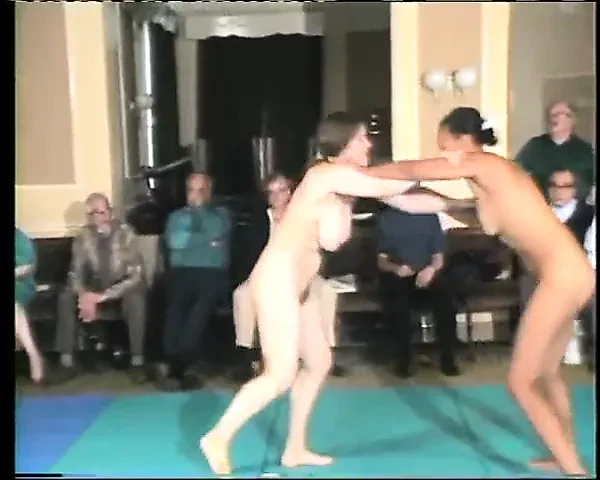 Черное и белая борьба обнаженных