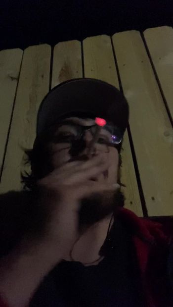 Rauchen in der Nacht in der Öffentlichkeit