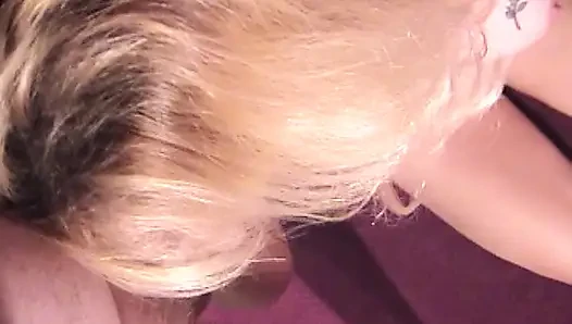 Orta yaşlı seksi kadın aynı anda iki yarağı birden kaldırabiliyor