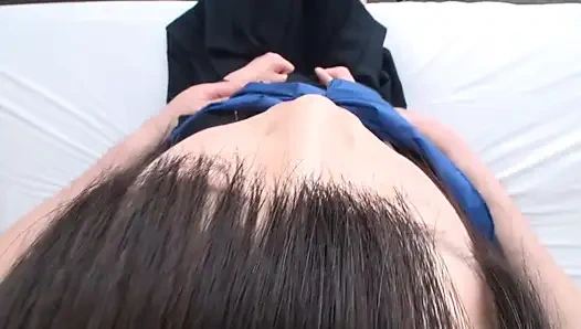 Ein Mann mittleren alters und eine uniformierte Schönheit.