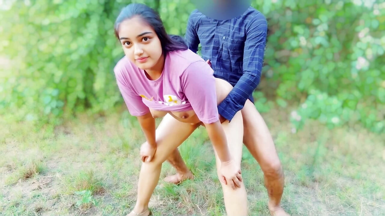 Desi Dorfmädchen Suman macht Liebe im Wald und lässt sich ihre enge Muschi im Dschungel ficken viral