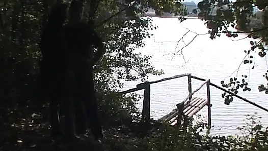 Amatör çift nehir kenarında battaniye üzerinde sikişiyor