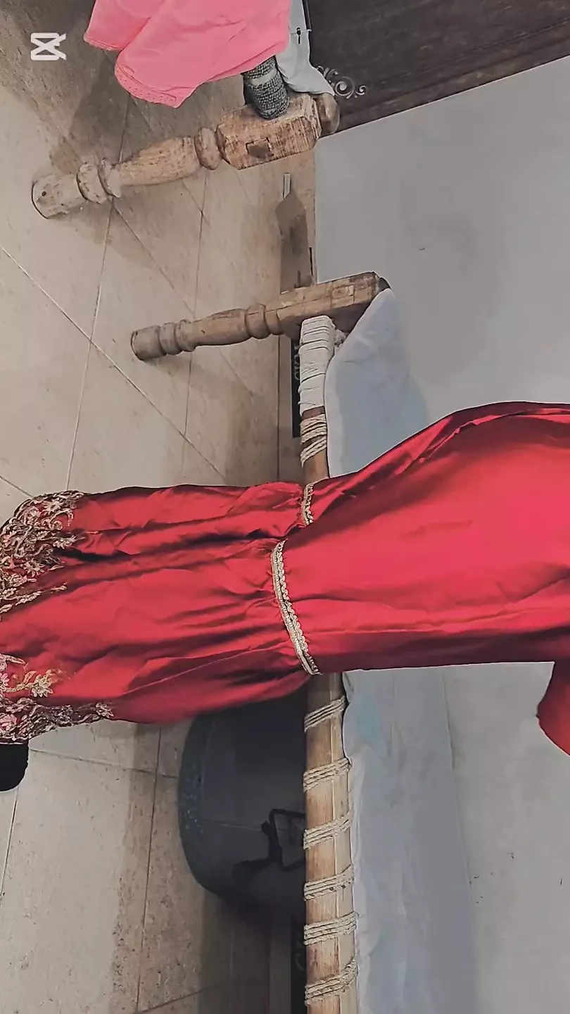 सुंदर लड़की पूरी तरह से नग्न