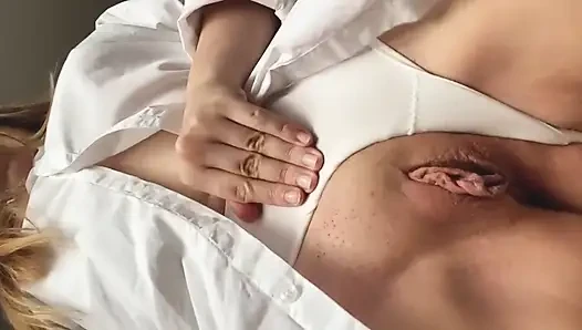 Cewek dengan celana dalam putih ini lagi asik masturbasi sampai muncrat