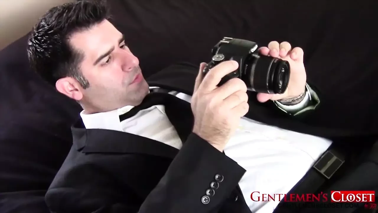 Bonito empresário Adam Wellington puxa seu pau gordo