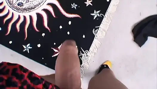 Волосатая девушка на пляже 90-х дрочкается и трахается грязно!