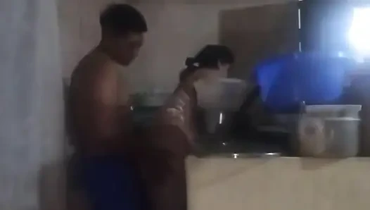 Der chef kommt in die küche, um mich zu ficken, sein schwanz erregt mich