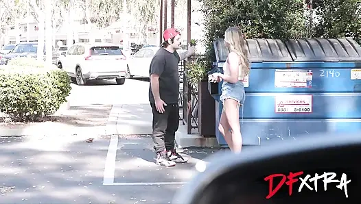 DFXTRA - свеже-одинокая крошка Chloe не может получить достаточно огромного члена незнакомца