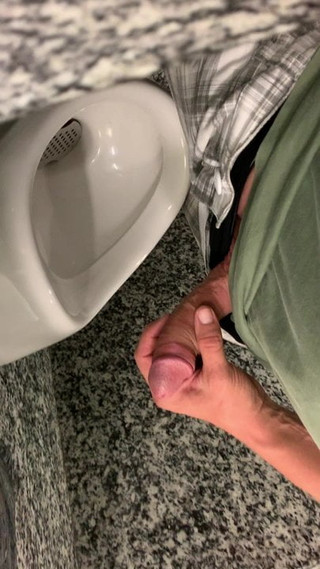 Gran polla masturbándose en el baño del aeropuerto