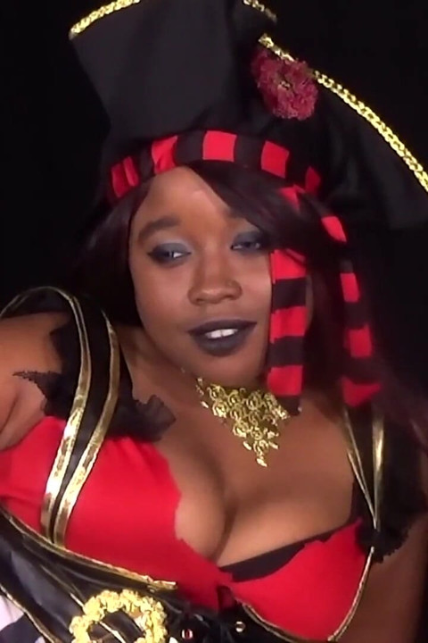 Newbie Sexy Nina Rivera Dikongkek Sebagai Lanun Seksi Untuk Halloween