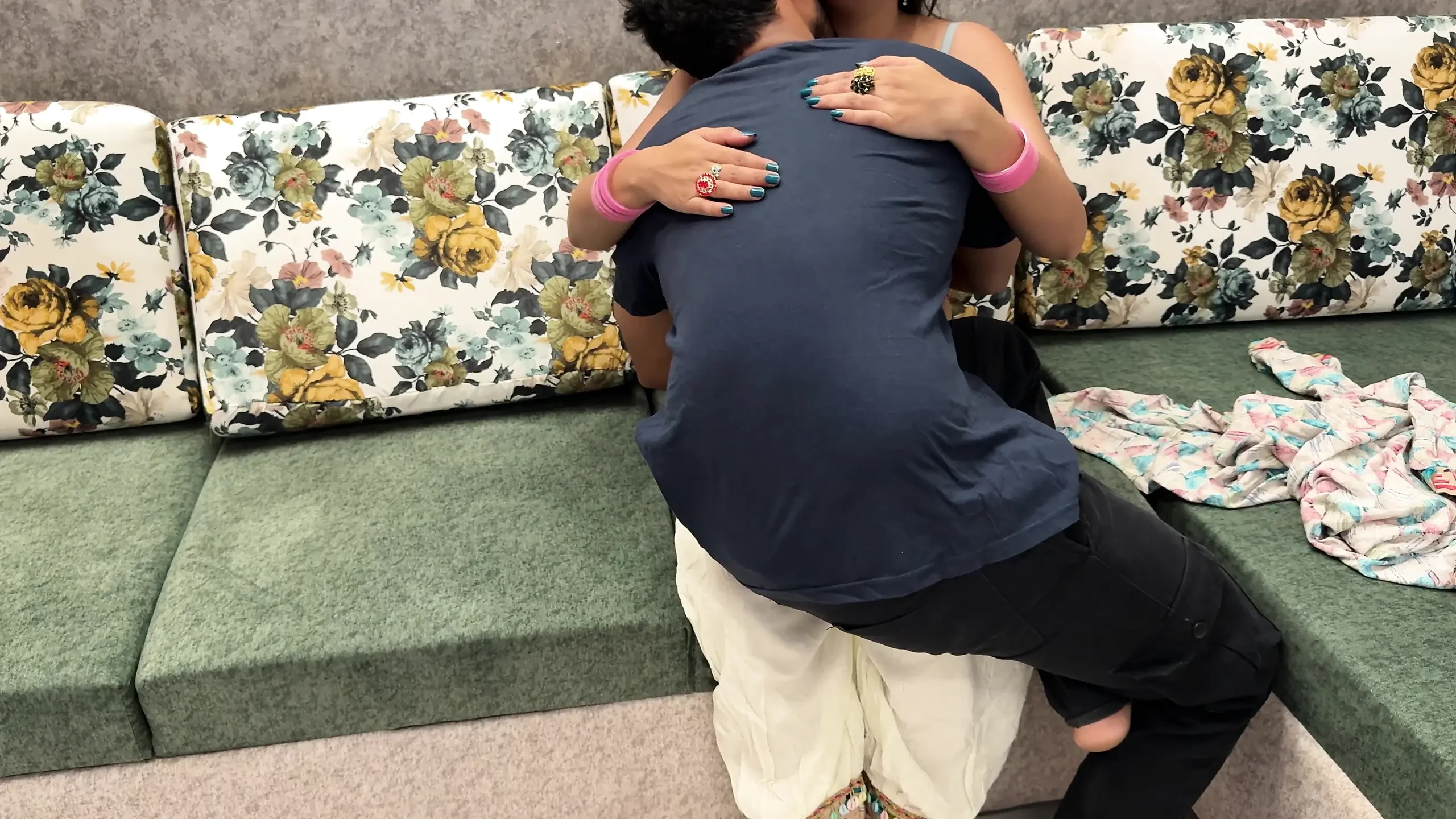 IL RAGAZZO DELLA MATRIgna - la premurosa MILF saara lascia che il figliastro trascurato si coccola le sue grandi tette per confortarlo