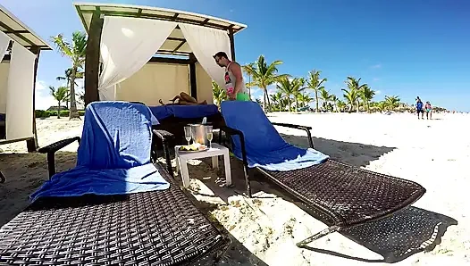 Heiße Urlaubsschätzchen Wildes Doppelpenetrationsficken Im Freien