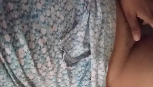 Cewek sri lanka ini lagi asik muasin memek beceknya pakai dildo di kamar mandi