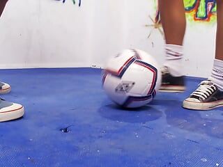 Des filles sportives se lèchent la chatte après un match de football