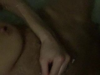 Wanita telanjang di bak mandi, selfie