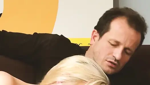 Raw raw blondinen, szene 1_blonde schätzchen mit dicken titten liebt es, wenn typen auf sie kommen