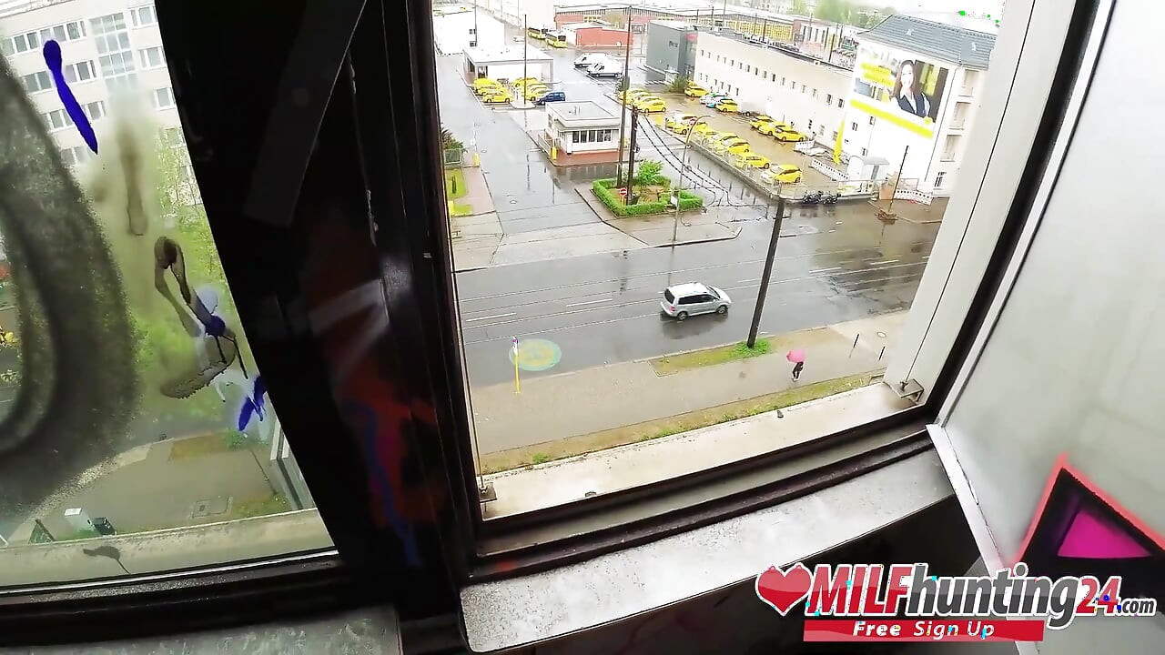 The MILF hunter bones a skinny MILF in an abandoned office building