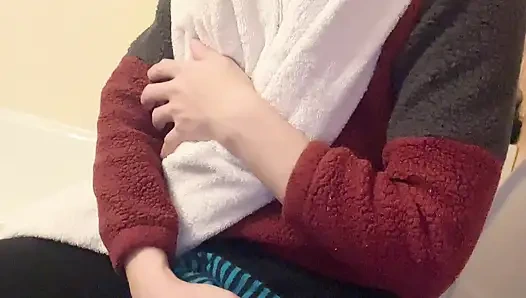 Minik Doğa Memeli Hana Banyoda Duşunu Bitiriyor