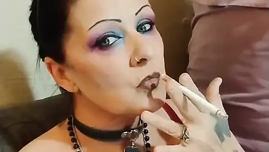 Милфа курит в лифчике