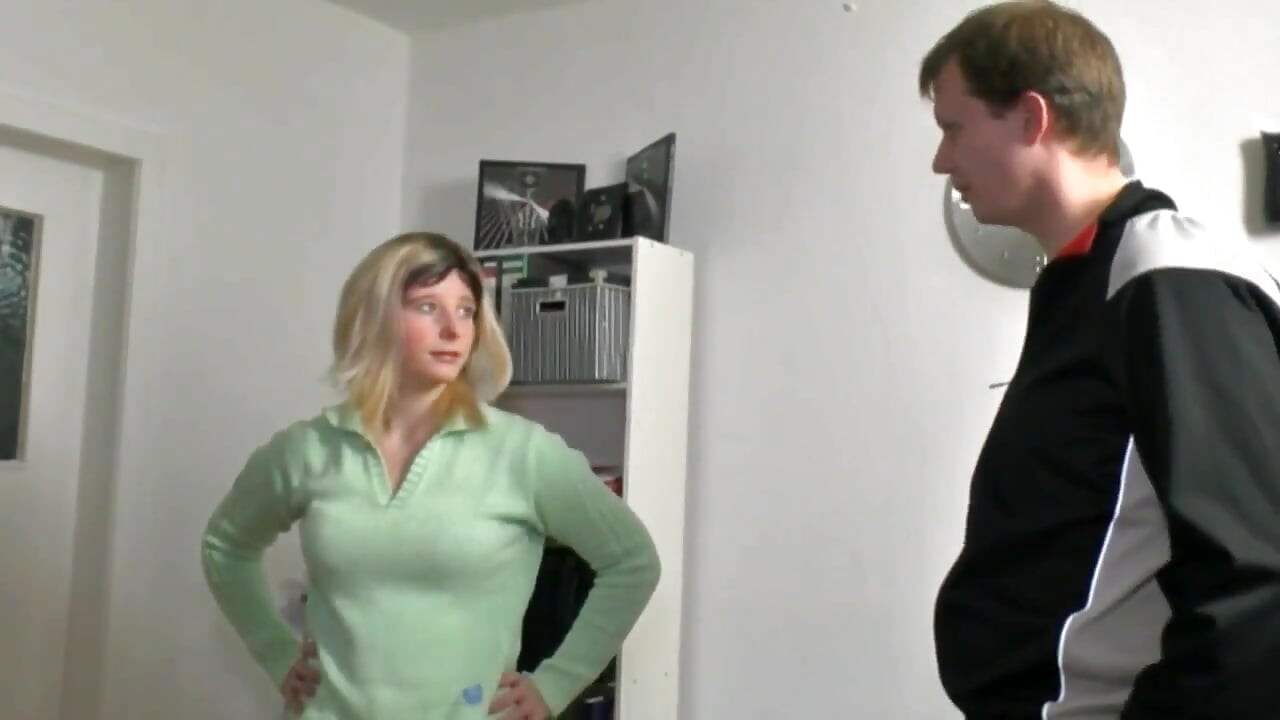 Kåt par knuller hardt på sofaen hjemme