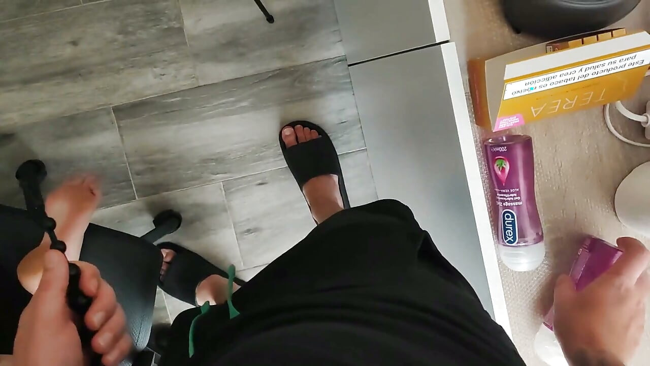 POV: Mi Marido Me Ayuda a Perder Mi Virginidad Anal Con Juguetes Sexuales!