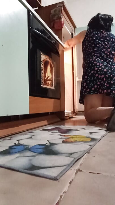 Transvestite cleans the fridge and eats his cum