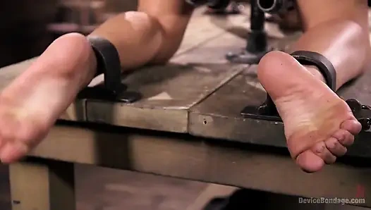 Si cewek mungil penurut gina valentina dihukum dengan seks bondage!