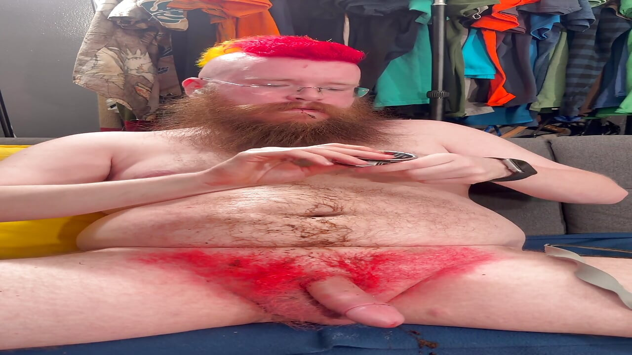 Yarağımı okşuyor ve üzerine biraz dipspit tükürüyor ve büyük boşalıyorum