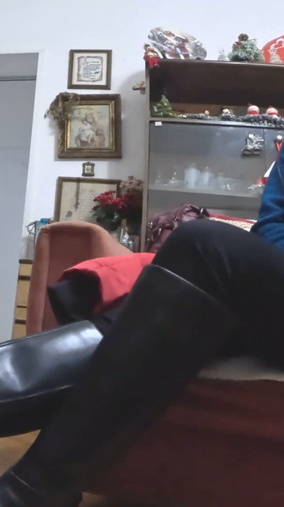 เลียรองเท้าบู๊ตจาก Mistressyammyboots | คลิป 1