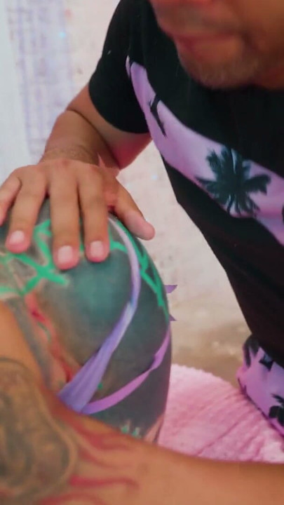 Getatoeëerde slet neemt enorme BBC tot aan de ballen in haar kont, ATM, kokhalzend deepthroaten en dikke facial | Clip 1