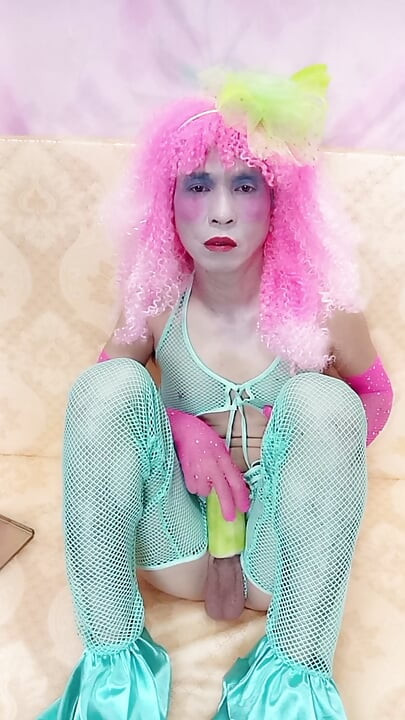 Transgender Oanh Le v sexy oblečení prožívá příliš velké potěšení