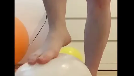Füße und Ballons zermalmen