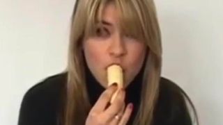 Holly Willoughby - garganta profunda em banana