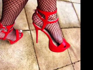 Czerwone gorące buty prostytutki pomalowane na paznokcie