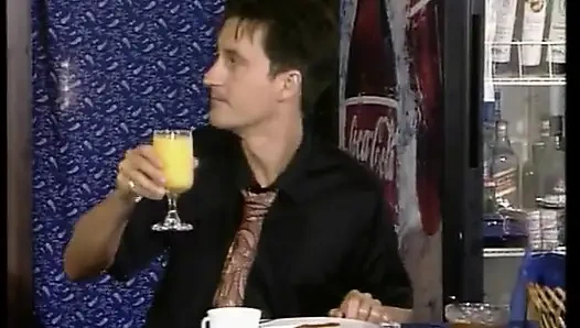 Bu kırmızı külotlu çoraplı alman bir bebek domalıyor ve sikiliyor