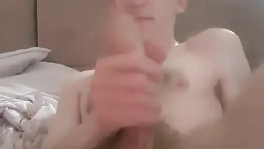 Genç kız büyük sarkık yarakla rahatlıyor