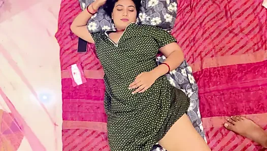 Üvey annesini baştan çıkardı ve fırsatlardan faydalandı ve sikişiyor, tam Hintçe video