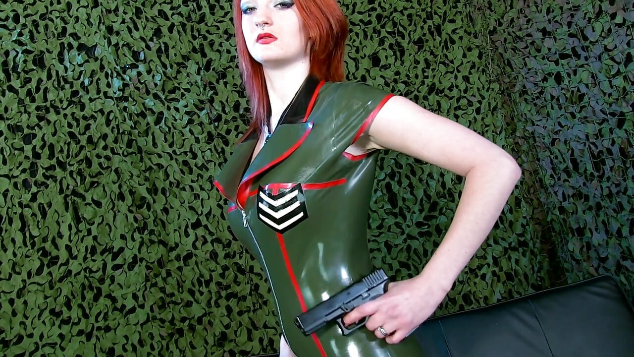 Nena pelirroja militar en látex follada en su coño mojado