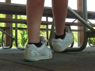 Jessi Roxy Skater играет с обувью в обувном превью