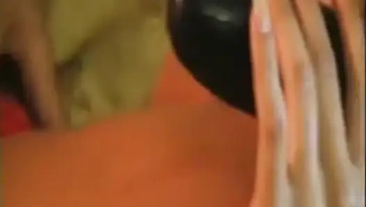 Lesbian vintage menjilati dildo hitam besar yang ditembus