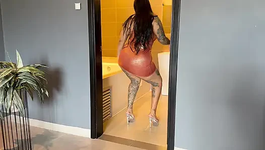 Ich komme von der Arbeit nach Hause und fantasiere von einem Schwanz, der mich fickt