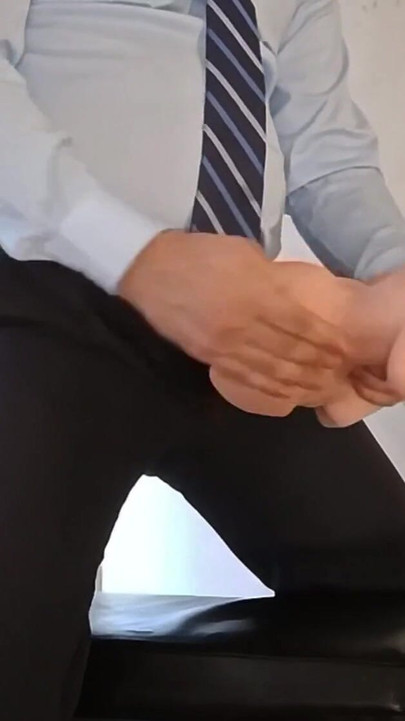 HOMBRE DE TRAJE FOLLANDO COÑO | Clip 1