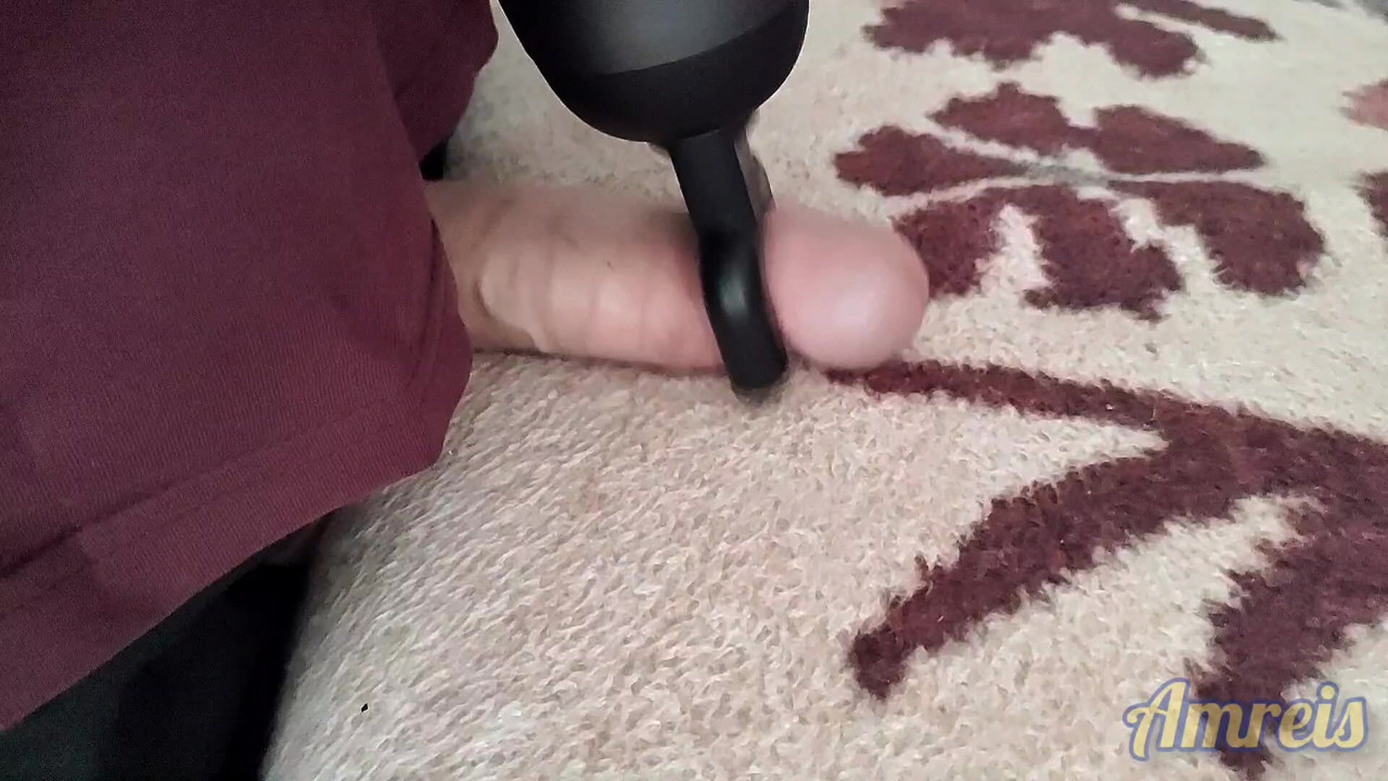 ソファでマッサージ器でオナニーしてる。