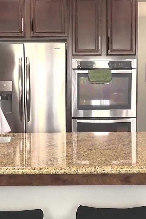 いたずらな医師アンナ・ベル・ピークスと彼女のおもちゃたち